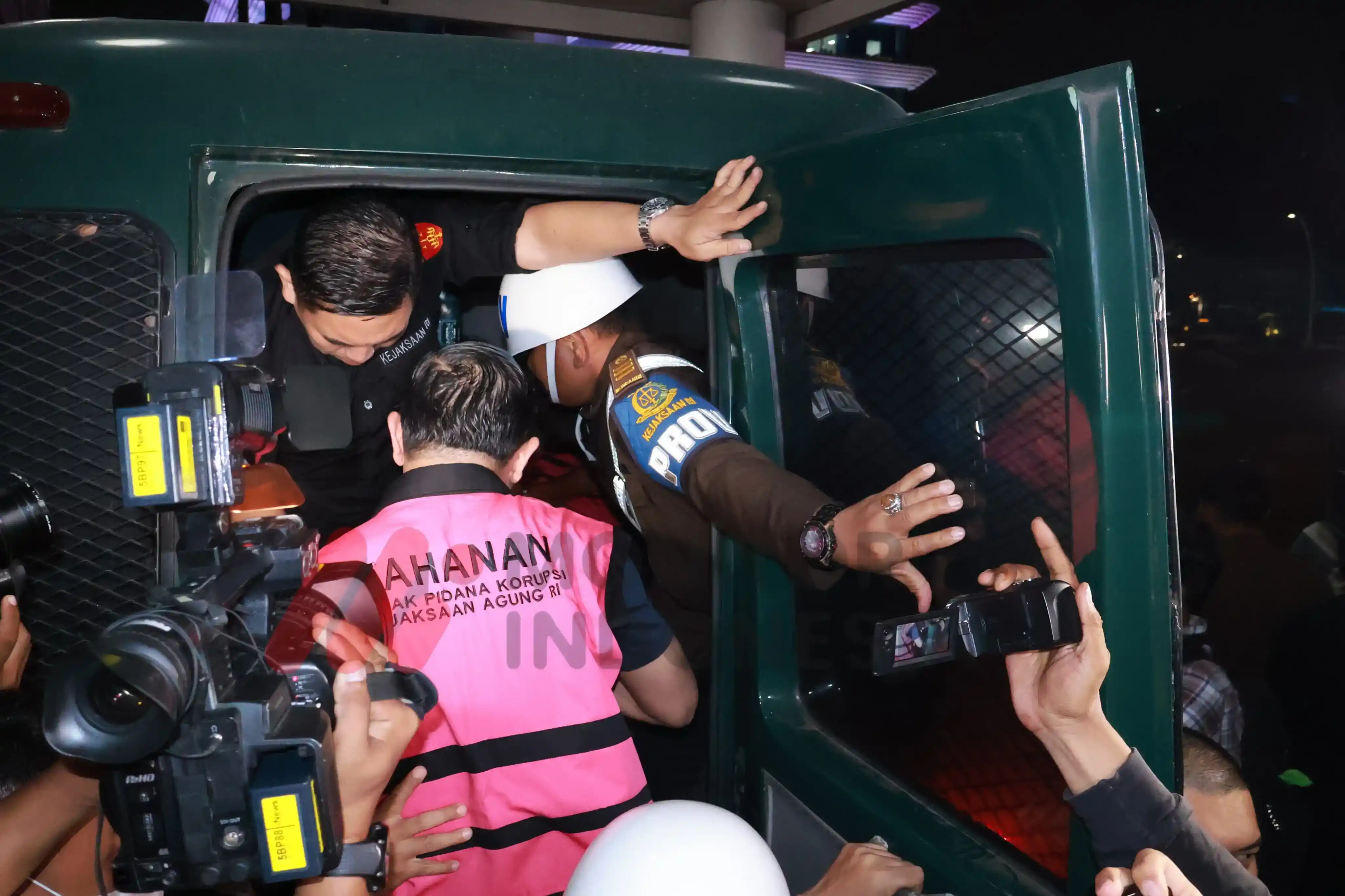 Tom Lembong saat memasuki mobil tahanan Kejaksaan Agung (Foto: Dok MI)
