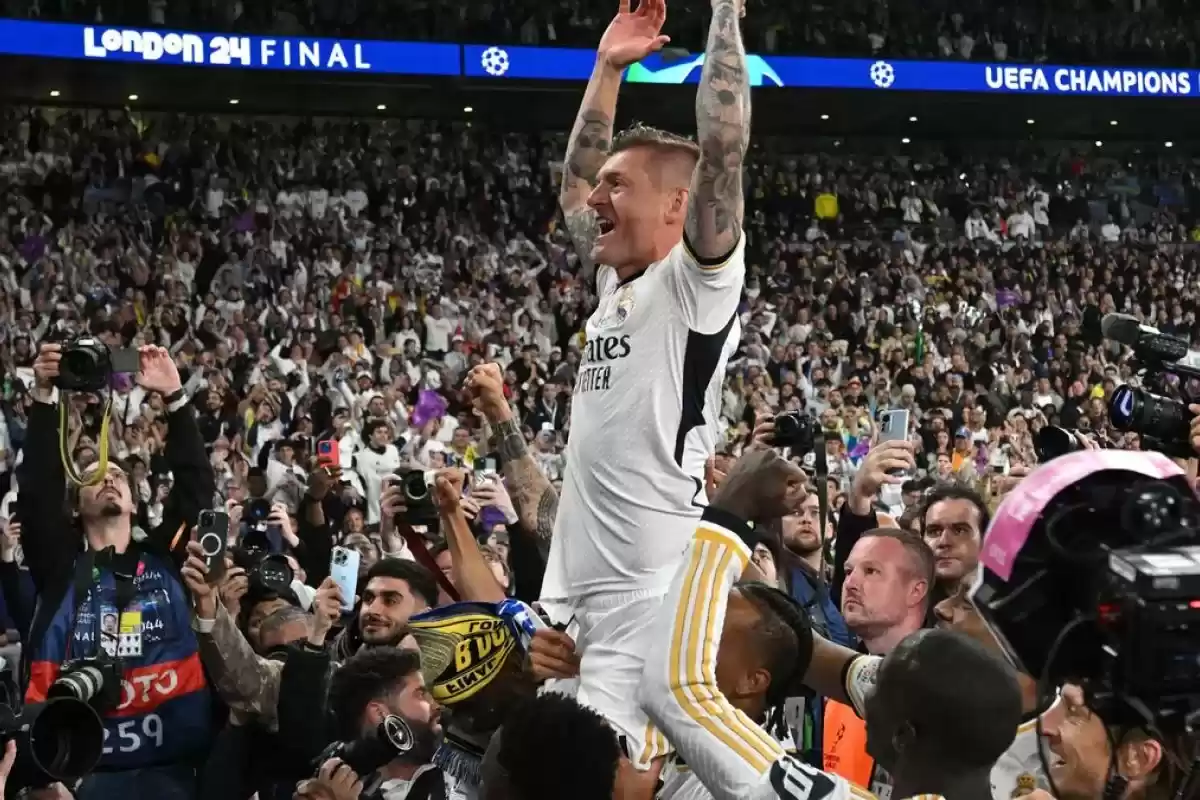 Toni Kroos merayakan kemenangan Real Madrid atas Borussia Dortmund di final Liga Champions yang digelar di Stadion Wembley, London pada Minggu (02/6/2024). (Foto: ANTARA/AFP/Glyn Kirk)