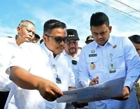 Fitra Desak KPK Periksa Bobby Nasution dan Tim Transisi terkait Dugaan Pergeseran APBD Penyebab Kadis PUPR Topan Ginting di OTT Gubernur Sumatra Utara, Bobby Nasution dan Kepala Dinas PUPR Sumatera Utara Topan Ginting meninjau Tanggul Sungai Dalu-Dalu, Desa Sukaraja dan Bendungan di Desa Tanjung Muda, Kecamatan Air Putih, Kabupaten Batubara, Sumut, Rabu (11/6/2025)