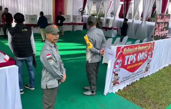 Sejumlah petugas bersiap di Tempat Pemungutan Suara (TPS) 08, Desa Bojong Koneng, Babakan Madang, Bogor, Jawa Barat, Rabu (27/11/2024). [Foto: ANTARA]