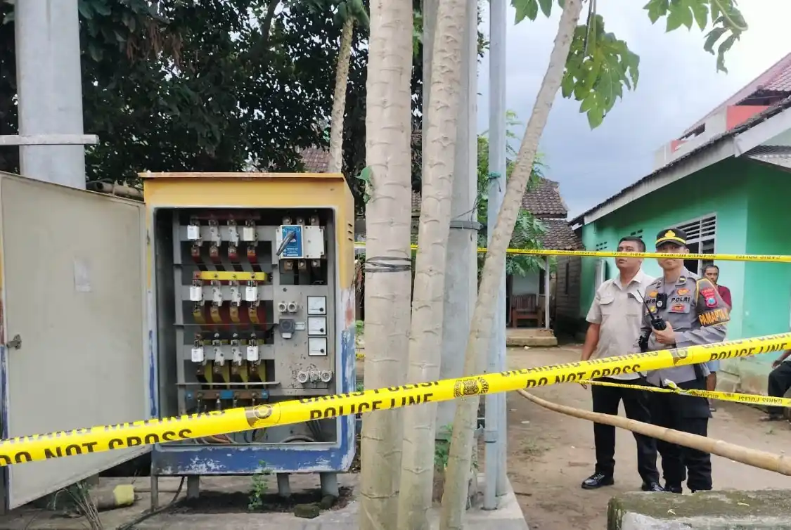 Trafo PLN Tanpa Pengaman Renggut Nyawa Balita di Blitar Petugas dari kepolisian saat melakukan olah TKP (Foto: Dok MI/Hms)