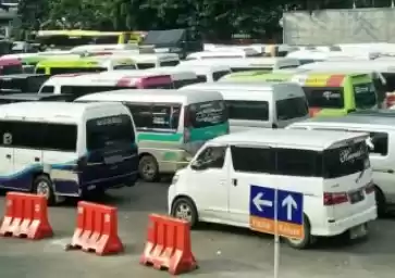 Kendaraan travel gelap dan bus yang ditangkap Polisi (Foto: Ist)