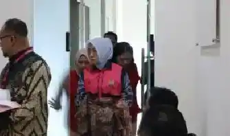 Rina Pertiwi mengenakan rompi tahanan (Foto: Dok MI)