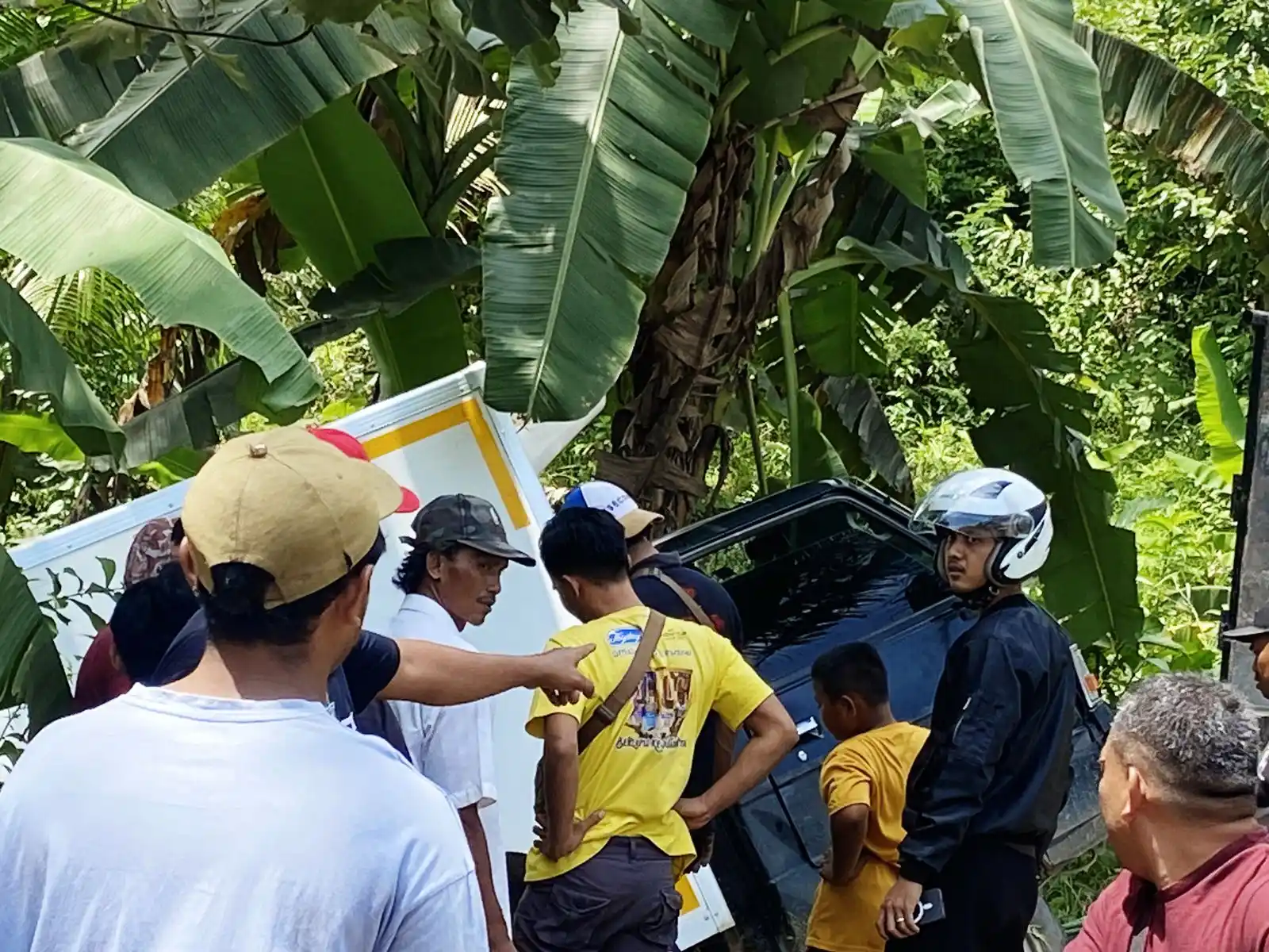 Truk Nyungsep di Campang Kanan