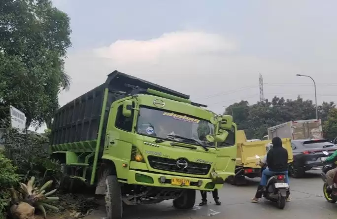 Kondisi tiga kendaraan usai ditabrak truk di Jalan Transyogi Cibubur, Kabupaten Bogor, Minggu (31/3/2024). (Foto: ANTARA)