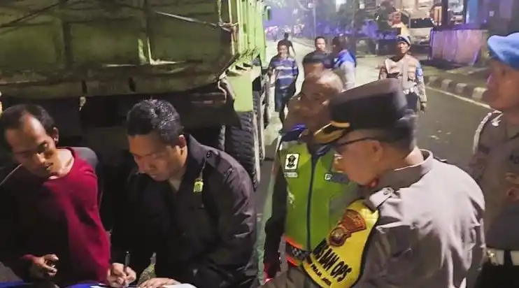 Petugas gabungan terdiri dari Kepolisian, TNI dan Dishub melakukan pemeriksaan dan pendataan truk tambang (Foto: Antara)