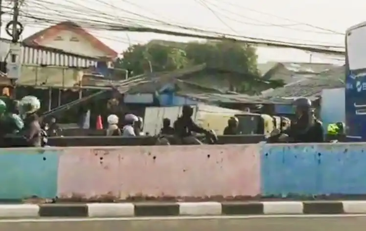 Truk terbalik di dekat tanjakan Jalan Layang (Flyover) Pesing (Foto: Antara)