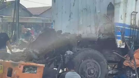 Truk tronton bernopol D 9548 XA yang dikemudikan Soleh (39) warga Sukabumi menjadi penyebab kecelakaan beruntun di Jalan Raya Cianjur, Sukabumi tepatnya di Kecamatan Gekbrong, Jumat (12/7/2024).(Foto: ANTARA)