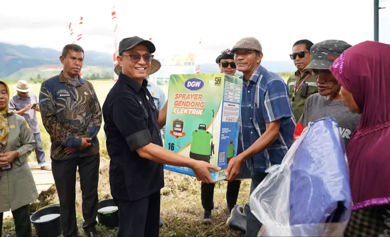 Pj Sekda Maluku Utara, Abubakar Abdullah memberikan bantuan secara simbolis kepada petani (Foto: Biro Adpim)