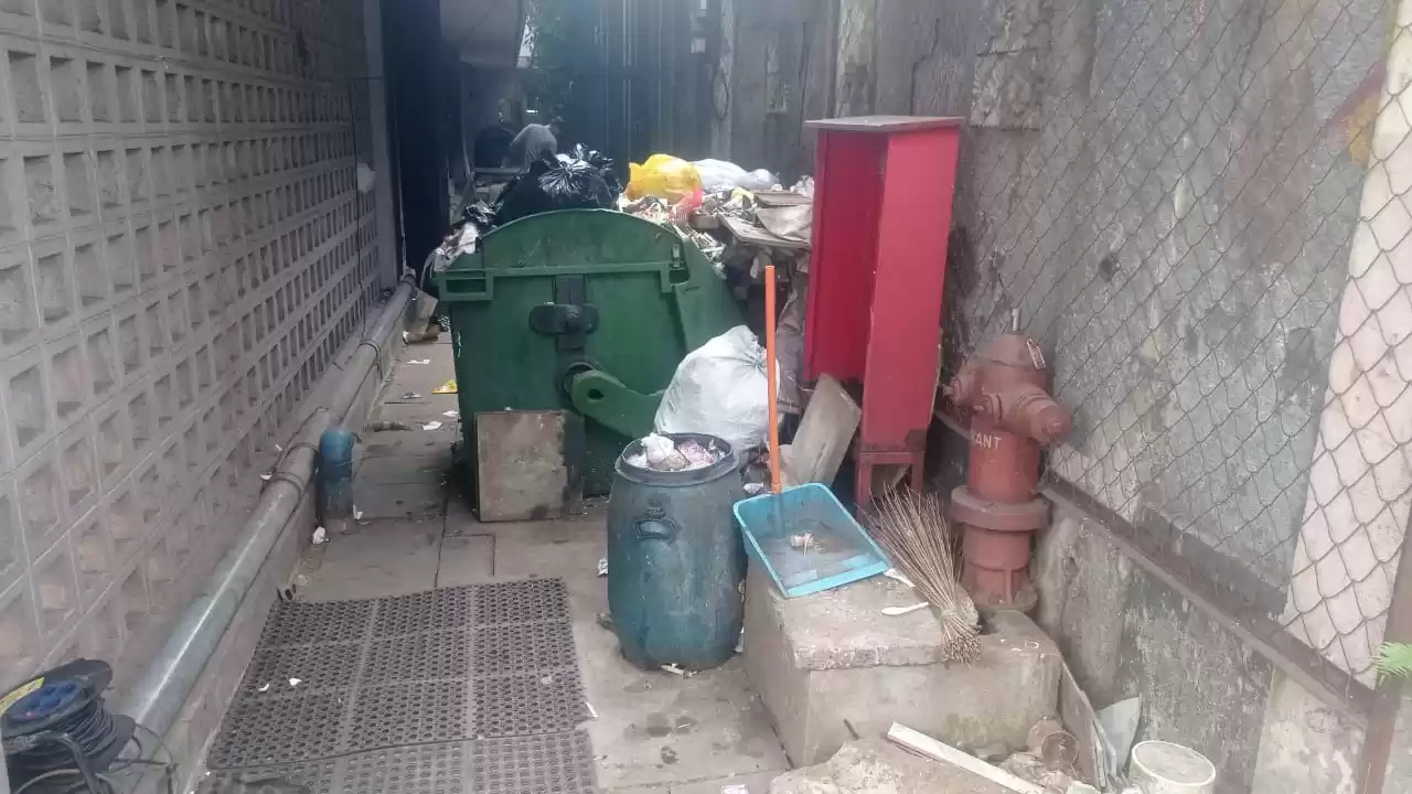 Tumpukan sampah di kantor Samsat Pajajaran, Kota Bandung, Jawa Barat. (Foto: MI/Sugiyanto).