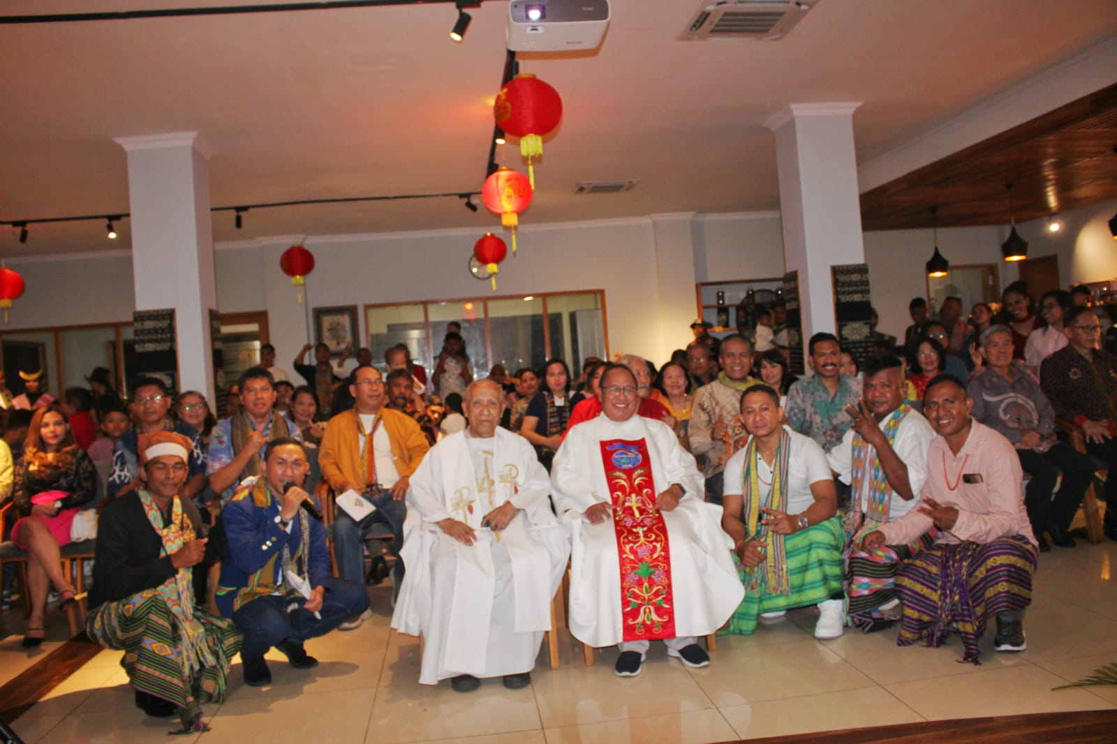 Ikatan Keluarga Loppo TTU menyelenggarakan acara Natal bersama di Amuya Cafe, Kemayoran, Jakpus. Sabtu (27/1).