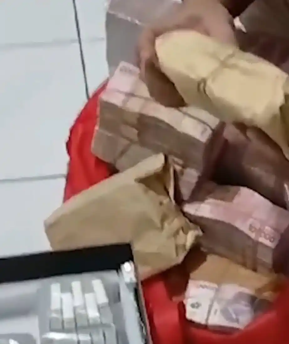 Kejaksaan Agung menyita puluhan miliar rupiah dari 3 hakim dan seorang pengacara di Jakarta dan Surabaya, Rabu (23/10/2024). Foto: Dok MI
