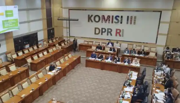 Komisi III DPR RI menggelar uji kelayakan dan kepatutan Capim dan Calon Dewas KPK di Kompleks Parlemen, Jakarta, Senin (18/11/2024). (Foto: ANTARA)