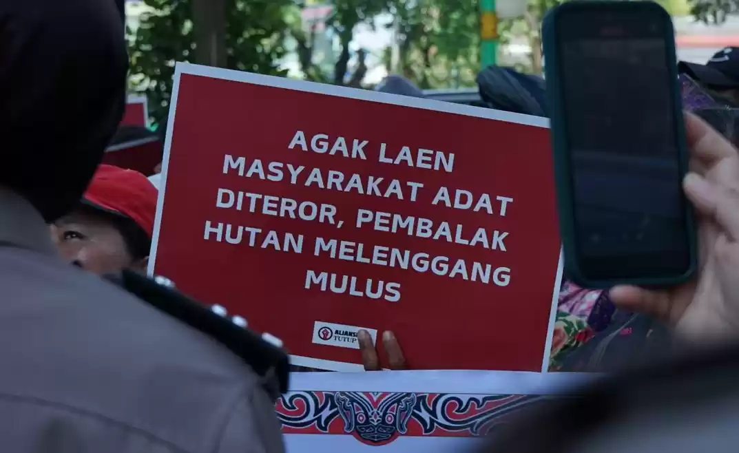 Ratusan massa dari Aliansi Rakyat Tutup PT TPL berunjuk rasa di Medan, Sumatera Utara, Kamis (18/4/2024). [Foto: Dok MI]