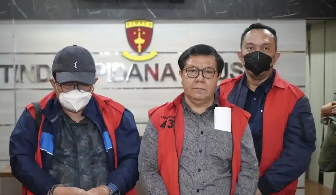Tiga hakim PN Surabaya mengenakan rompi tahanan (Foto: Ist)
