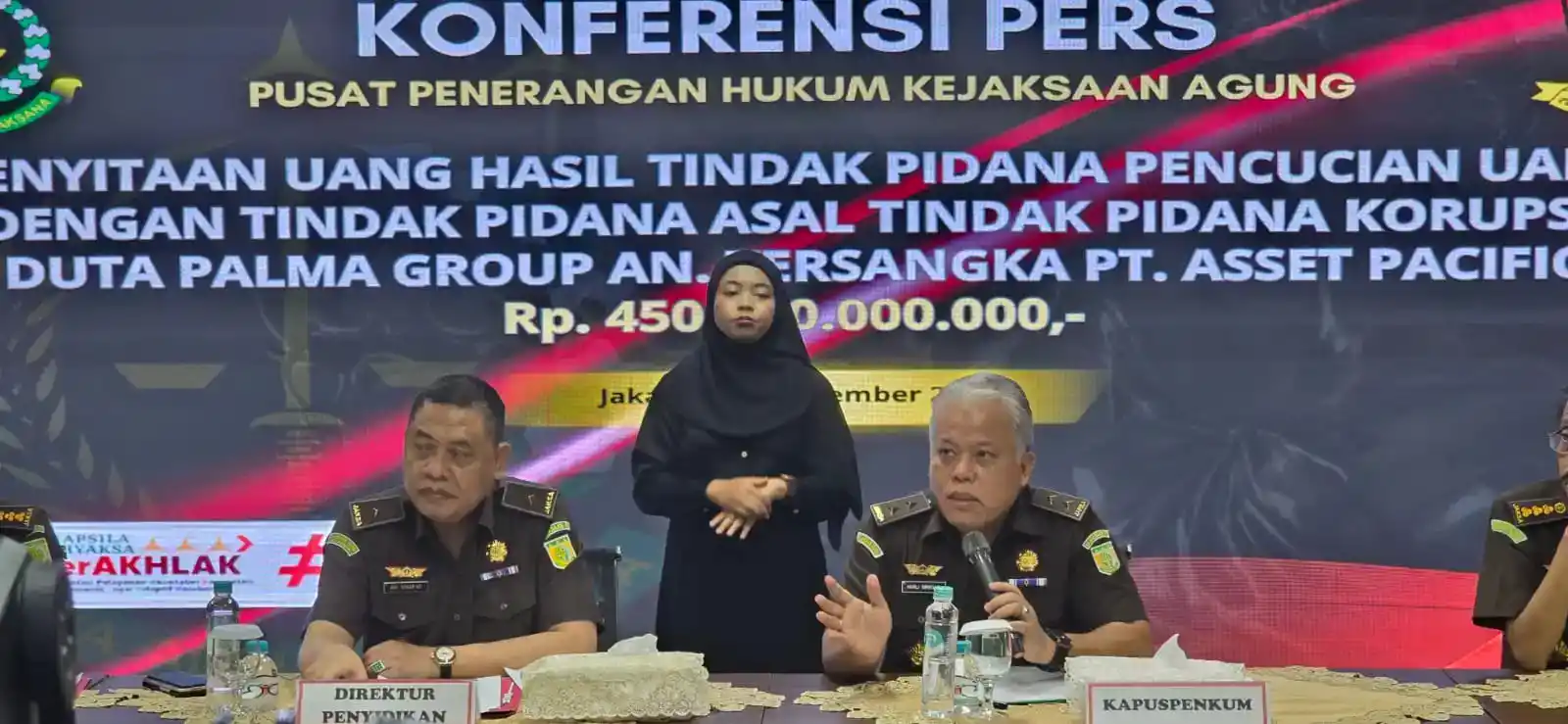Kejaksaan Agung menunjukkan uang sitaan senilai Rp 450 miliar milik PT Asset Pacific, Senin (30/9/2024) (Foto: Dok MI/Aswan)