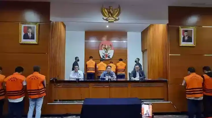 Para tersangka korupsi jalur KA saat dihadirkan dalam konferensi pers (Foto: Dok MI/Aswan)