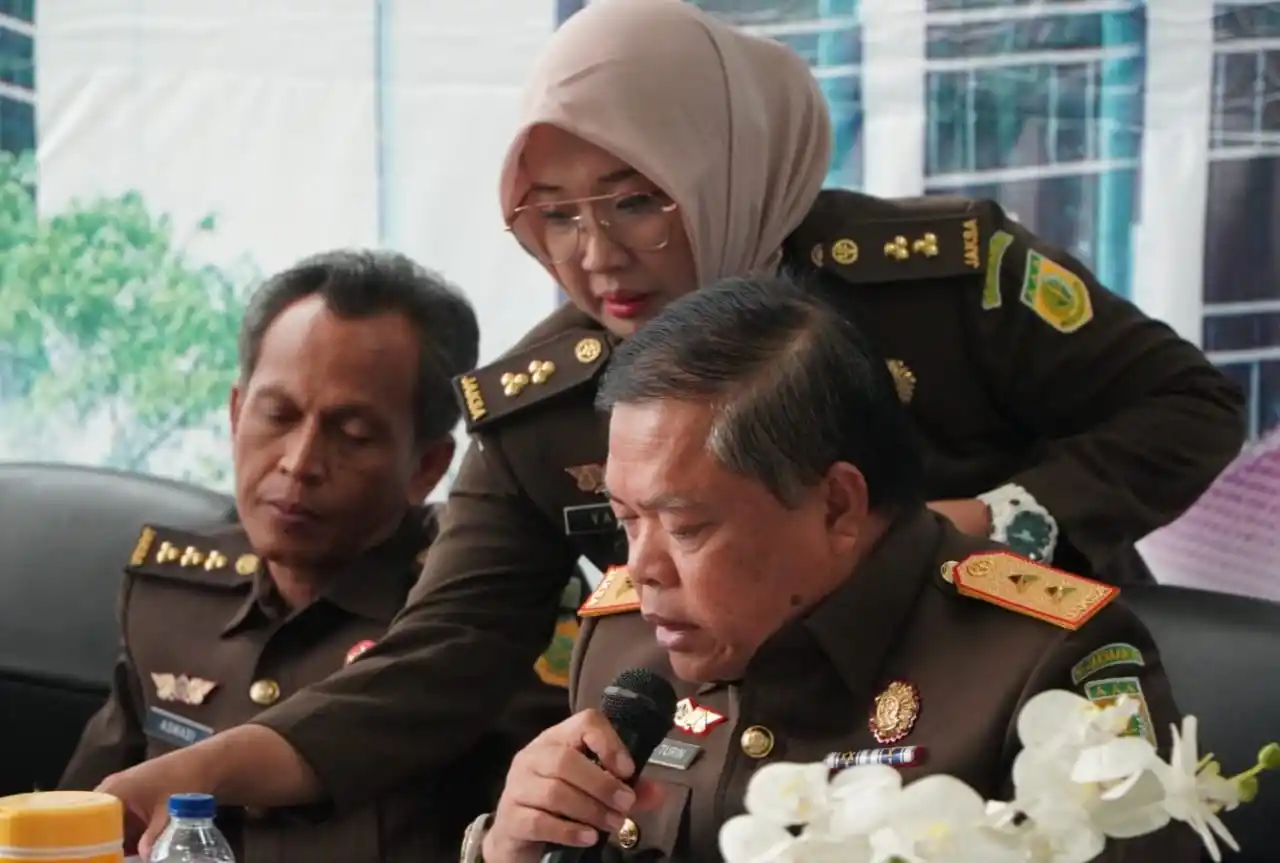Usut Korupsi Proyek Tol Beleno, Kejaksaan Geledah Kantor PT SMB Kasipenkum Kejati Sumsel, Vanny Yulia Eka Sari menunjukkan berkas ke Kajati Sumsel (Foto: Ist)