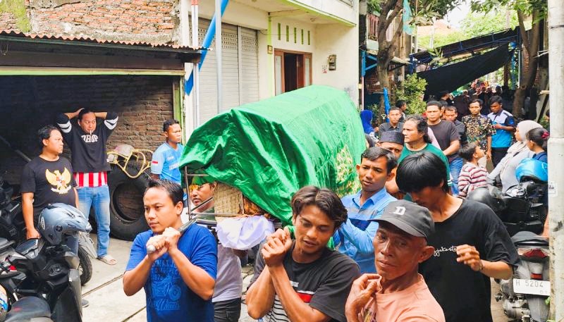 Jenazah korban tawuran yang merupakan warga Kebonharjo, Kota Semarang, Sabtu, dibawa ke RS dr.Kariadi untuk diautopsi. (Foto: ANTARA)