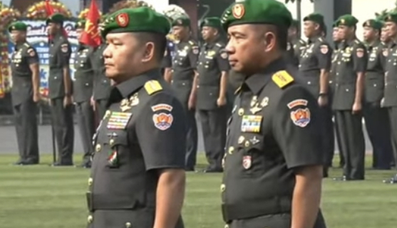 Jenderal TNI Agus Subiyanto (kanan) dan Jenderal Dudung Abdurachman (kiri) [Foto: Tangkapan Layar]