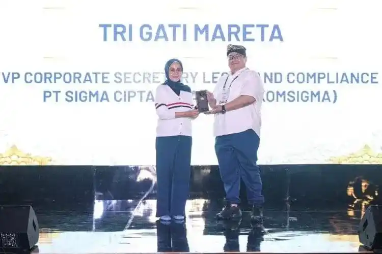 Vice President Corporate Secretary and Legal Compliance Telkomsigma Tri Gati Mareta saat menerima penghargaan Indonesian In-House Counsel Elite 2025 (Foto: Telkom) Vice President Corporate Secretary and Legal Compliance Telkomsigma Tri Gati Mareta saat menerima penghargaan Indonesian In-House Counsel Elite 2025 (Foto: Telkom)