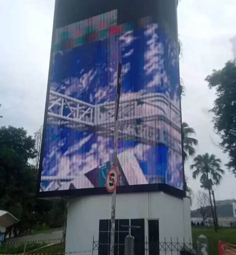 Reklame tak berizin di Jalan Sisingamangaraja Jakarta Selatan (Foto: Dok MI)