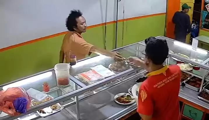 seorang pria yang viral di media sosial, karena tak membayar penuh tagihan makan di sebuah warung tegal (warteg), pada Minggu (5/5/2024). [Foto: Ist]