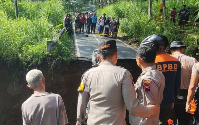 Perugas gabungan mengevakuasi korban dalam kejadian jembatan roboh di Kota Salatiga, Rabu. (Foto: ANTARA)