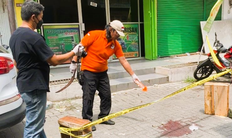 Petugas Inafis Polrestabes Semarang melakukan olah TKP di lokasi peristiwa pembacokan di Jalan Kartini II Kota Semarang, Kamis. (Foto: ANTARA)