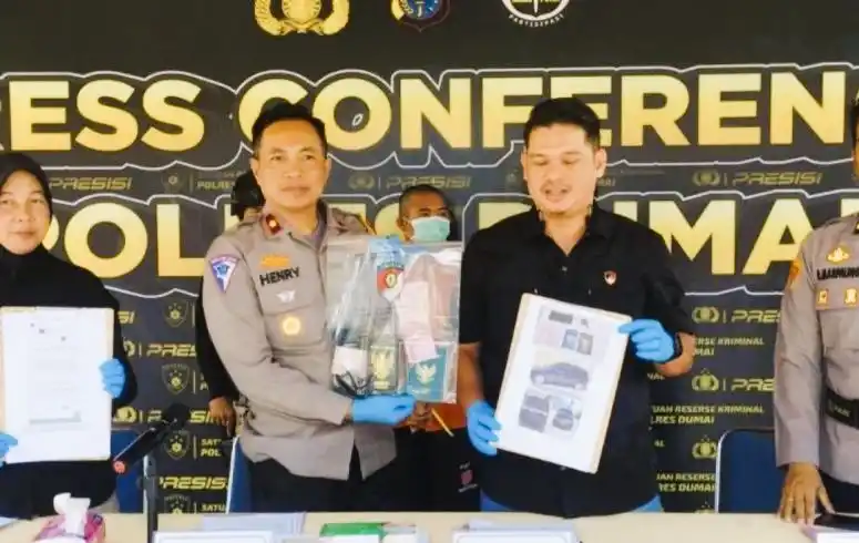 Wakapolres Dumai Kompol Henry memperlihatkan barbuk tindakan pidana perdagangan orang ke Malaysia (Foto: Antara)