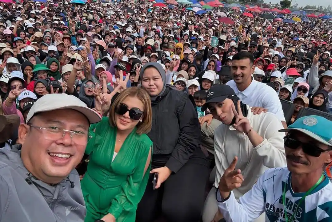 Wakil Ketua DPR RI, Cucun Ahmad Syamsurijal didampingi Anggota DPRD Jabar, Humaira Zahrotun Noor dan calon Wakil Bupati Bandung, Ali Syakieb saat menghadiri acara Gerak Jalan Santai dan Senam Bedas yang dihadiri ribuan warga di Lapangan Banjarsari, Kec. Pangalengan, Kab. Bandung. (Foto: tangkapan layar pada akun Instagram @cucunsyamsurijal)