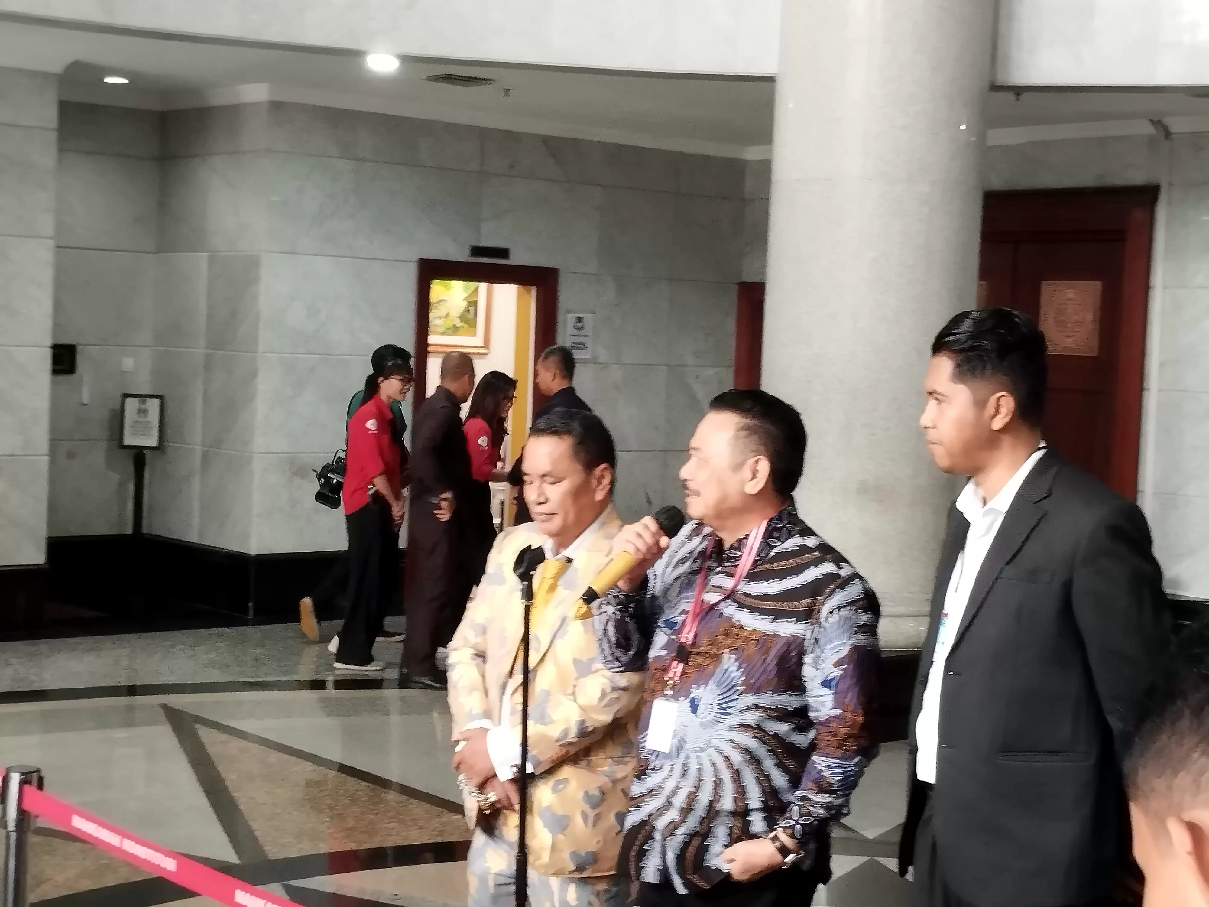 Wakil Ketua Tim Pembela Prabowo-Gibran, Otto Hasibuan (tengah) saat jumpa pers di sela-sela sidang PHPU MK (Foto: MI/Dhanis)