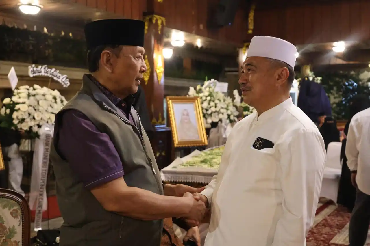 Wakil Walikota Bekasi, Abdul Harris Bobihoe Bersalaman dengan Wiranto (Foto: Dokpin)