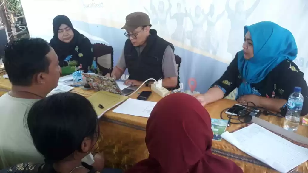 Wali Murid berkunjung ke Kantor Dinas Pendidikan di Jalan Basuki Rahmad, Kelurahan Mangunharjo, Kota Probolinggo ini, untuk meminta kejelasan terkait dengan aturan perwali terkait zona P2DB pada tingkat SMP saat ini.
