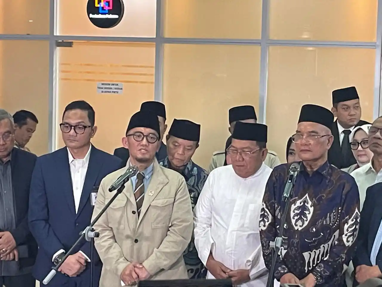 DPR dan Kementerian Haji dan Umrah Sepakati BPIH Rp87,4 Juta, Calon Jamaah Hanya Bayar Rp54,1 Juta Wakil Menteri Haji dan Umrah, Dahnil Anzar Simanjuntak bersama pimpinan Panja Komisi VIII DPR RI memberikan keterangan pers terkait penurunan BPIH 2026 di Gedung DPR RI, Jakarta, Rabu (29/10).