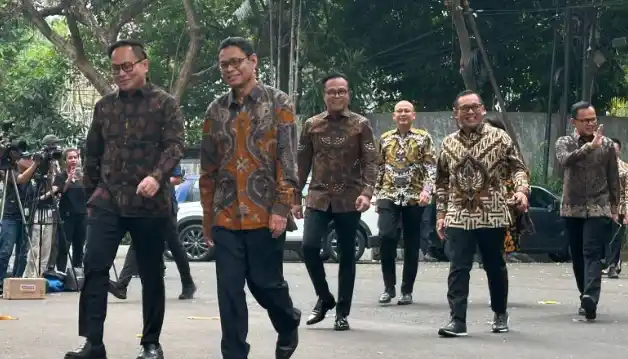 Rombongan calon wakil menteri dan kepala badan tiba di Rumah Presiden Terpilih Prabowo Subianto, Jalan Kartanegara, Jakarta Selatan, Selasa (15/10/2024). [Foto: ANTARA]