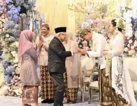 Wakil Presiden Ma'ruf Amin saat menghadiri agenda pernikahan putri Ketua MPR Bambang Soesatyo di Grand Ballroom Hotel Mulia. (Foto: Antara)