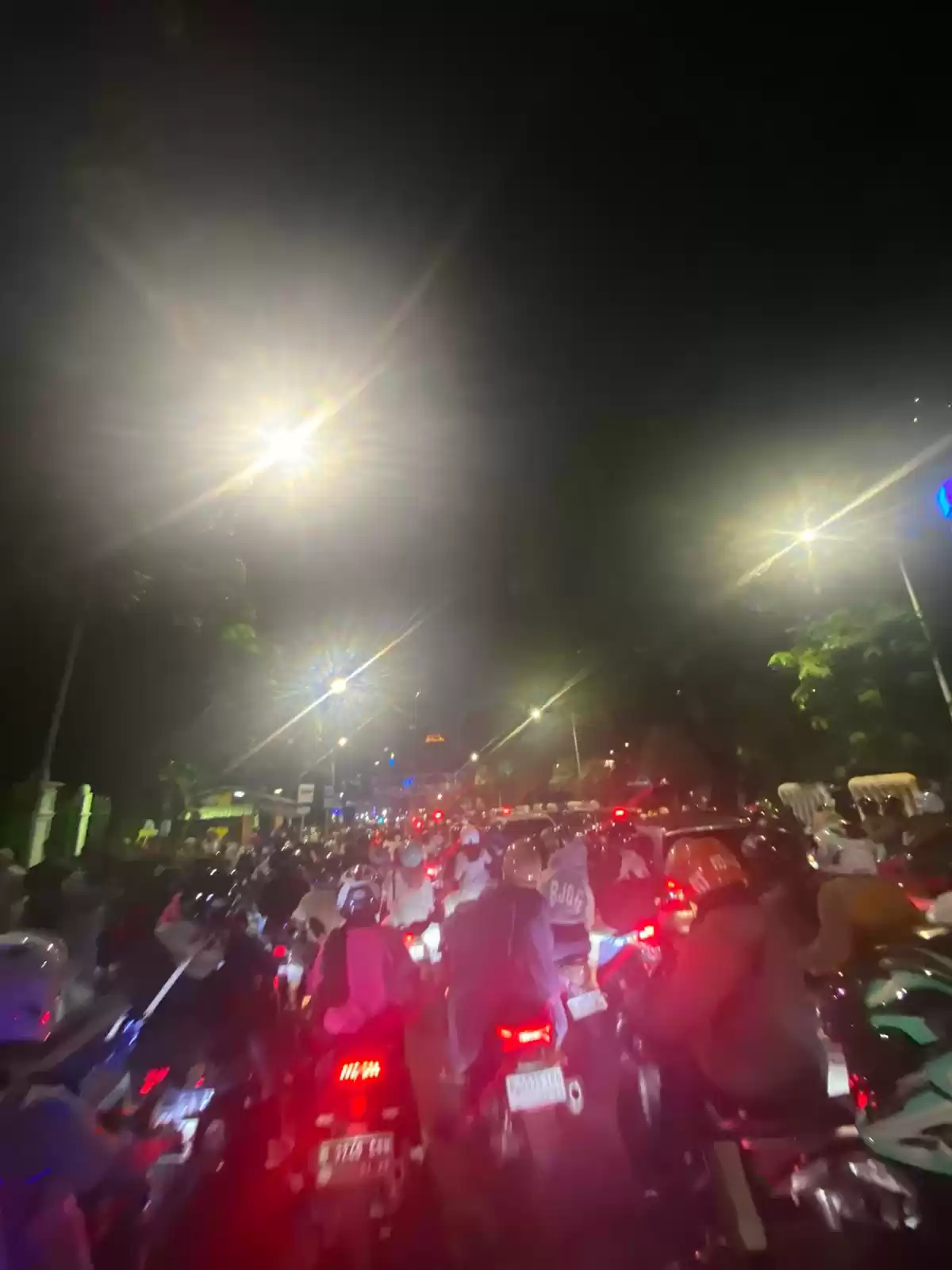 Pengunjung memadati area Monumen Nasional (Monas), Jakarta Pusat, untuk menyaksikan malam perayaan HUT ke-497 Jakarta, Sabtu (20/6/2024). [Foto: MI/Rizky]