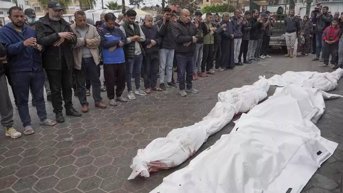 Warga Palestina menyalatkan jenazah korban penyerangan pasukan tentara Israel (Foto: MI/AFP)