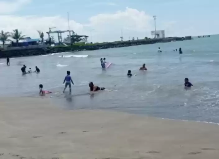 Wisatawan diimbau tidak berenang di sekitar pesisir pantai selatan Banten karena gelombang tinggi 2,5 meter guna menghindari kecelakaan laut. (Foto: ANTARA)