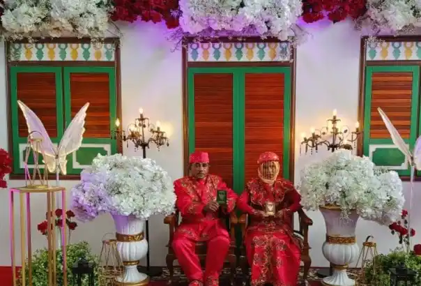 WNI pasutri foto dengan pakaian adat Betawi setelah mengikuti sidang isbat nikah (Foto: Antara)