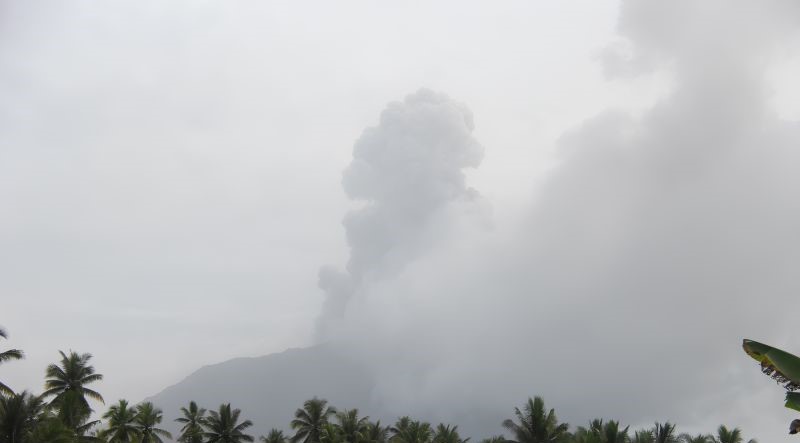 Kolom abu vulkanik setinggi lebih kurang 1.000 meter keluar dari kawah Gunung Ibu yang terletak di Pulau Halmahera, Provinsi Maluku Utara, Senin (15/1/2024). (Foto: ANTARA)