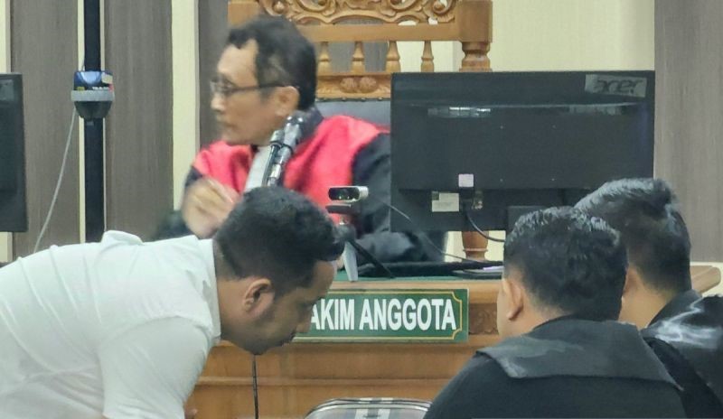Terdakwa kasus suap DJKA Bernard Hasibuan berkonsultasi dengan penasihat hukumnya saat sidang di Pengadilan Tipikor Semarang, Kamis. (Foto: ANTARA)