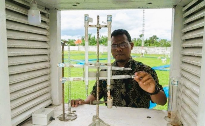 Petugas mengukur kelembaban udara di Stasiun Klimatologi Badan Meteorologi Dan Geofisika (BMKG), Sleman, D.I Yogyakarta, Jumat (19/1/2024). (Foto: ANTARA)