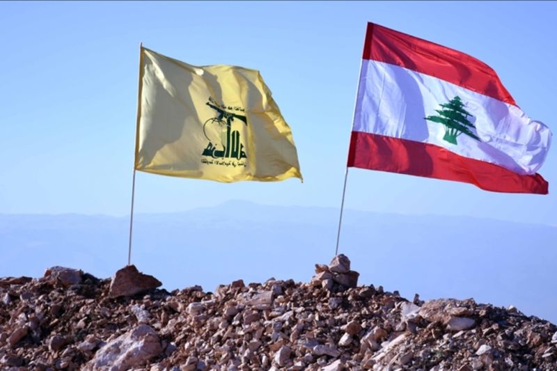 Bendera nasional Lebanon (kanan) dan bendera Hizbullah. (Foto: ANTARA)