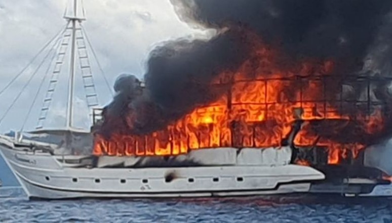 Kapal The Oceanik terbakar di perairan Raja Ampat, Jumat (1/3/2024). (Foto: ANTARA)