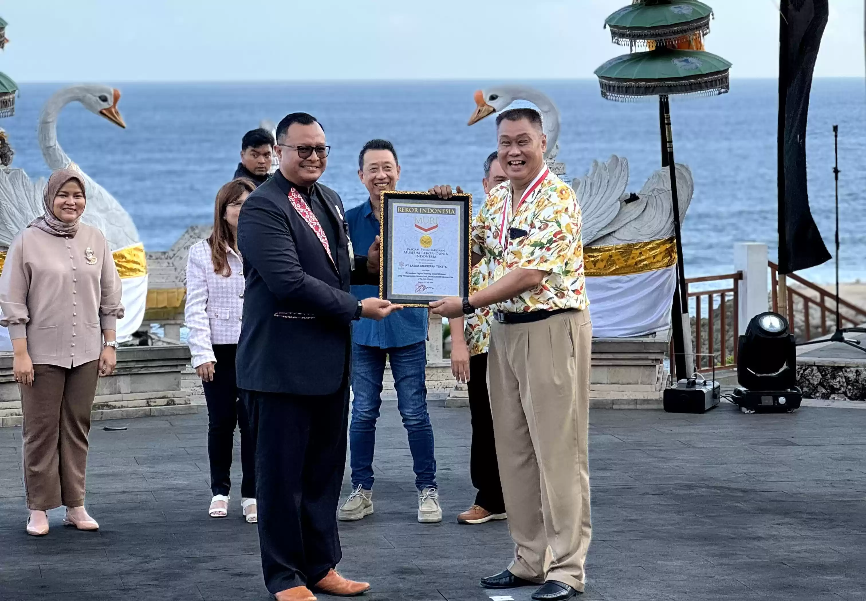 Yusak Samadji Pranoto, Direktur Utama PT Labda Anugerah Tekstil menerima Rekor Muri dan Sertifikasi OEKO TEX STeP (Foto: Istimewa)