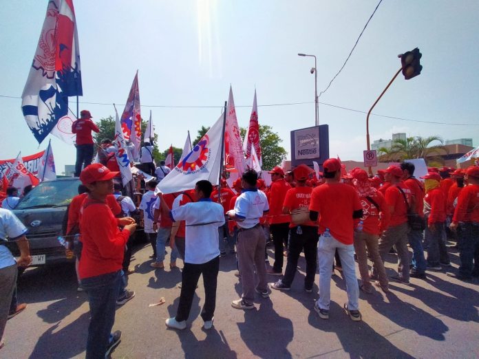 Aksi Buruh Memprotes PHK dari Pabrik Nestle (Foto: WartaBromo)