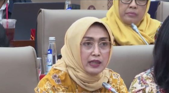 Direktur Utama ASDP Indonesia Ferry Ira Puspadewi dalam rapat dengar pendapat dengan Komisi VI DPR RI di Jakarta, Senin (4/12) (Foto: ANTARA)